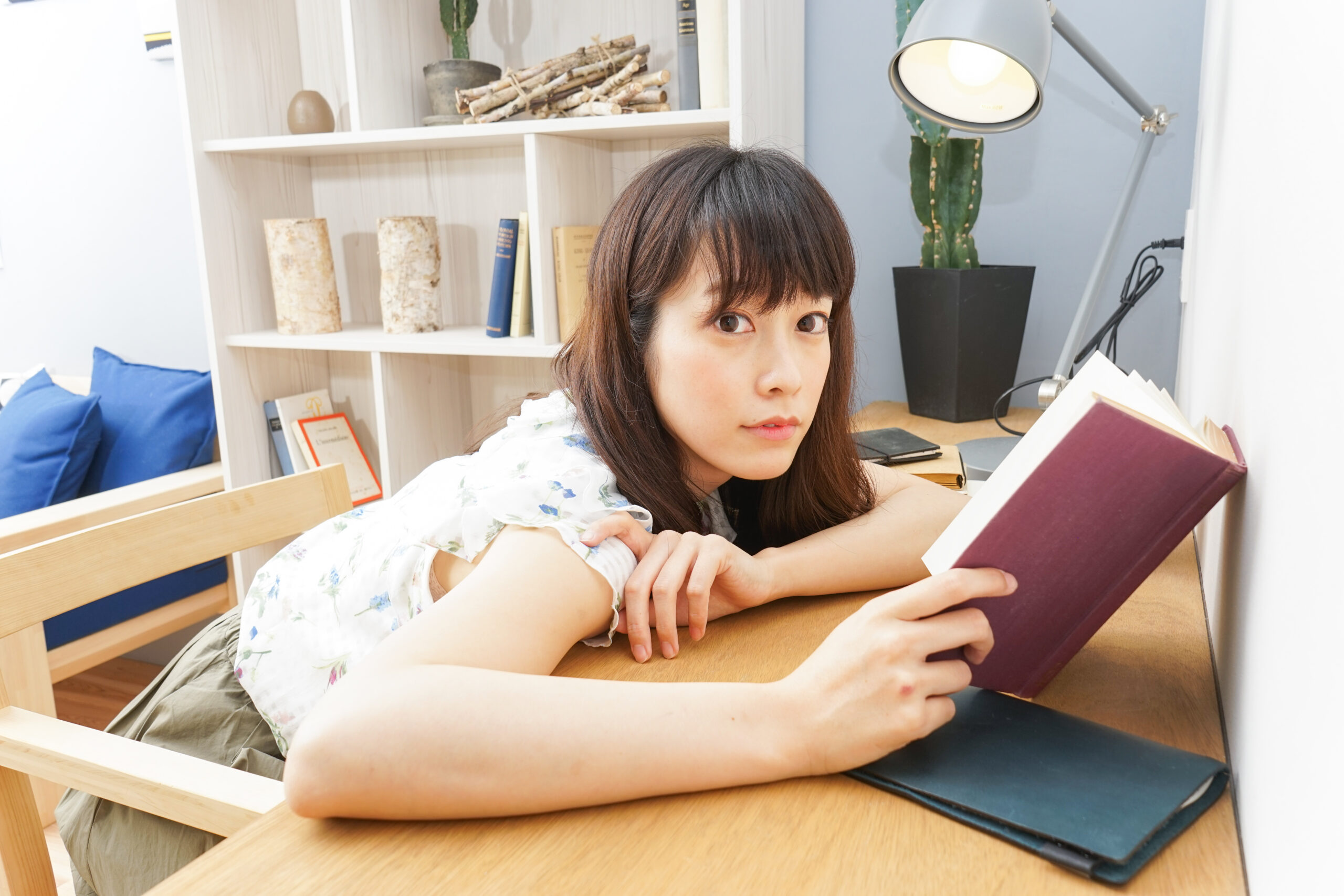 読書する若い女性