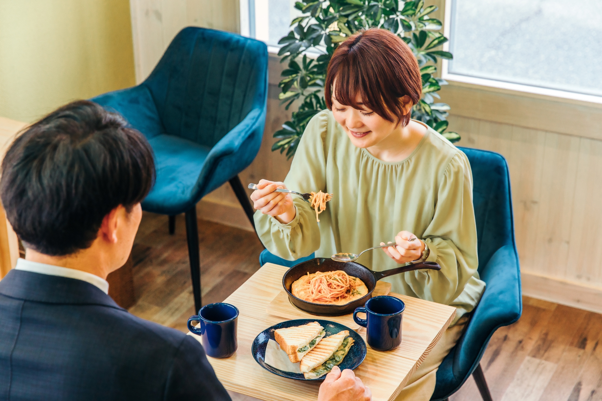 お食事をする男女