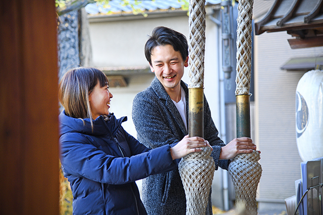 神社のカップル